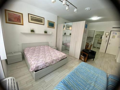 sypialnia z łóżkiem i lustrem w obiekcie Appartamento House Apartment Tabe Centro Bologna w Bolonii