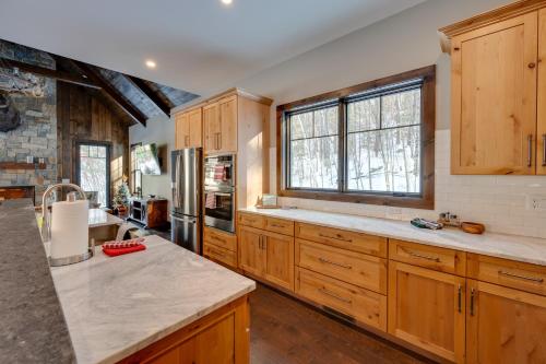 uma cozinha com armários de madeira e uma bancada em The Fox House Luxe Lincoln Home with Hot Tub em Lincoln