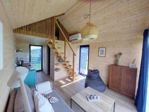 een woonkamer met een trap in een tiny house bij Rita Sapnis in Nida