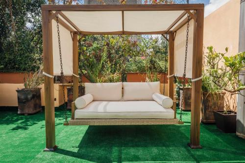 um sofá branco debaixo de um gazebo em Maison du comte em Cidade do México