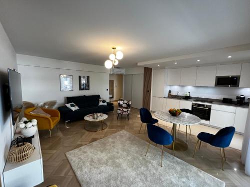 un salon avec un canapé, une table et des chaises dans l'établissement Elegant apartment close to Croisette and Palais de Festival with garage, à Cannes