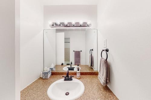 een badkamer met een wastafel en een spiegel bij Quail Hollow Hideaway in Sandy
