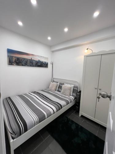 Postel nebo postele na pokoji v ubytování Modern flat in Egham by Royal Holloway University Royal Ascot and Windsor near Heathrow Airport