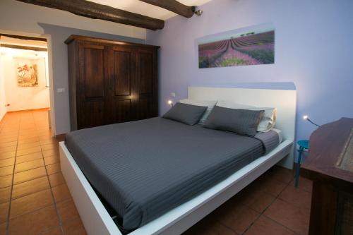 um quarto com uma cama num quarto em VaticanHouse em Roma