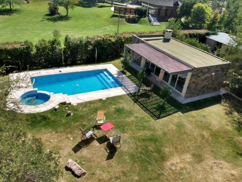 an overhead view of a house with a swimming pool at Koba, una experiencia memorable in Potrero de los Funes