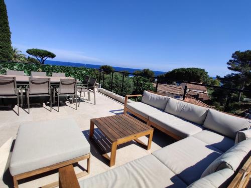 Photo de la galerie de l'établissement Renovated villa, heated pool, sea-view, Aircon, à Saint-Peïre-sur-Mer