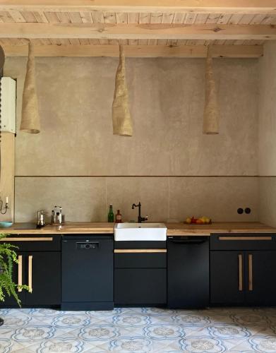 a kitchen with blue cabinets and a sink at Niebieski Koń in Kazimierz Dolny