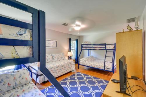 Ένα ή περισσότερα κρεβάτια σε δωμάτιο στο Spacious Lake Hartwell Home with Private Boat Dock!