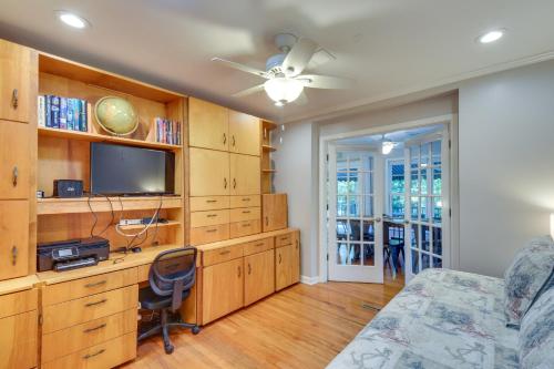 Μια τηλεόραση ή/και κέντρο ψυχαγωγίας στο Spacious Lake Hartwell Home with Private Boat Dock!