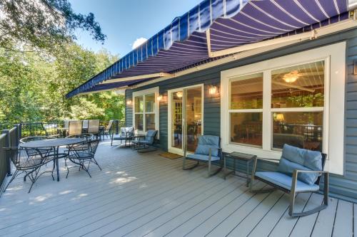 Μπαλκόνι ή βεράντα στο Spacious Lake Hartwell Home with Private Boat Dock!