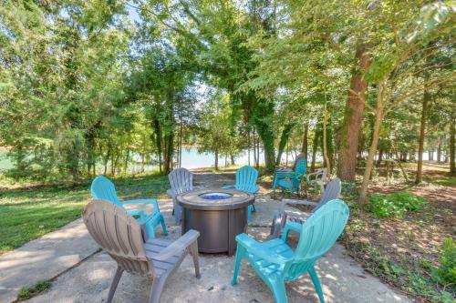 Κήπος έξω από το Spacious Lake Hartwell Home with Private Boat Dock!