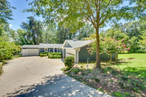 Κήπος έξω από το Spacious Lake Hartwell Home with Private Boat Dock!