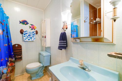 Koupelna v ubytování Rodanthe Vacation Rental - Walk to the Beach!