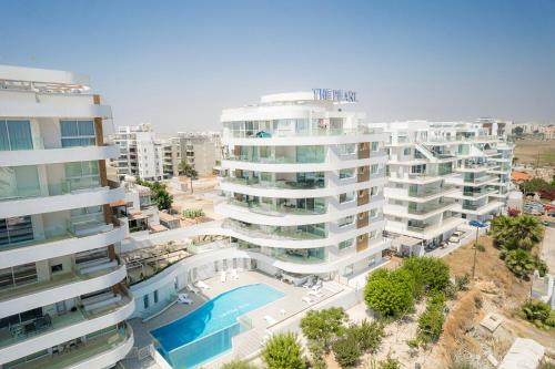 einem Luftblick auf ein Gebäude mit einem Pool in der Unterkunft Seaview Pearl Suite Larnaca in Larnaka