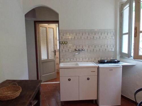 uma cozinha com um lavatório e uma bancada em Ai Grilli - Ospitalità e natura em Casto