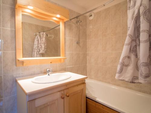 a bathroom with a sink and a bath tub at Appartement Aussois, 3 pièces, 6 personnes - FR-1-508-95 in Aussois