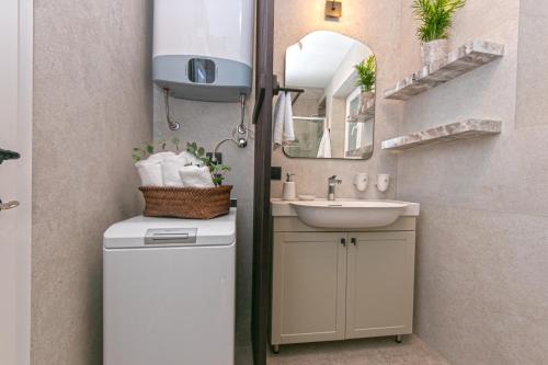 Split Eye Apartment
