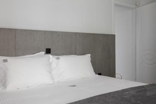 Ein Bett oder Betten in einem Zimmer der Unterkunft Varkiza Sea Front Residence