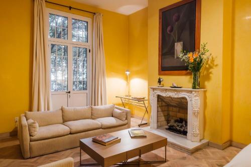 a living room with a couch and a fireplace at Maison du comte in Mexico City