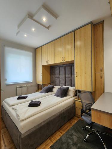 um quarto com uma cama grande e uma secretária em Arena Lux em Novi Beograd