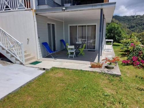 a house with a patio with chairs and a table at Citronnelles in Case-Pilote