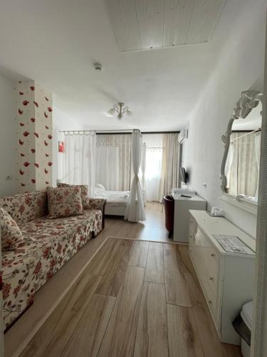 uma sala de estar com um sofá e uma mesa em Hotel Prestige em Alba Iulia