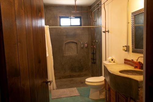 y baño con ducha, aseo y lavamanos. en Casa Bahia, en La Paz