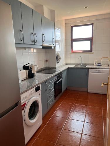 cocina con lavadora y lavadora en Apartamento Eulália, en Albufeira