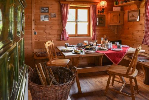 a dining room with a table and chairs in a cabin at Alpinhotel Maistatt in Schladming