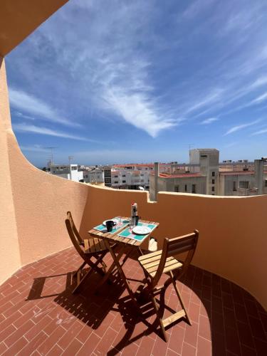una mesa y sillas en un balcón con vistas en Apartamento Eulália, en Albufeira