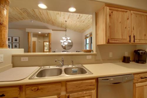 ショー・ローにあるFurnished Deck and Grill Wooded Torreon Cabinのシンクと食器洗い機付きのキッチン