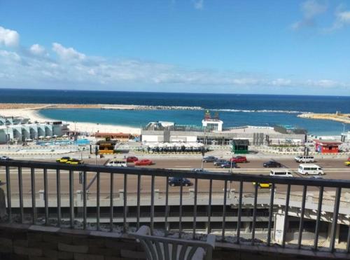 uma varanda com vista para a praia e para o oceano em City square em Alexandria