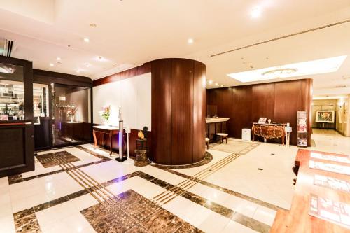 大阪市にあるニューオーサカホテル心斎橋のホテルのロビーにはフロントデスクとバーがあります。