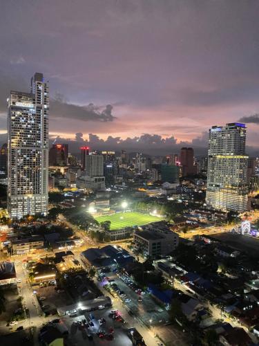 een stad verlicht in de nacht met een honkbalwedstrijd bij Mercu Summer Suites KLCC By Minutepointhome in Kuala Lumpur