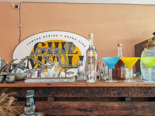 瓦哈卡德華雷斯的住宿－Casa Juárez 2，桌子上放着一组眼镜和瓶子