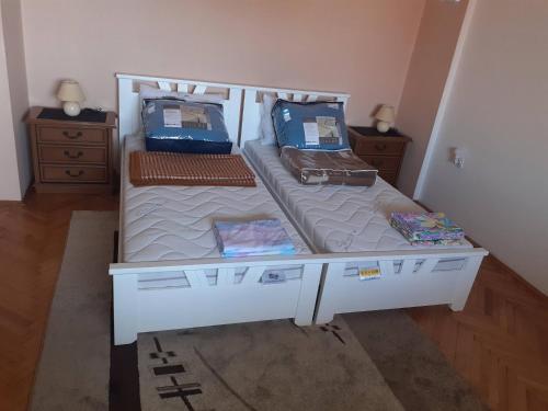 Ένα ή περισσότερα κρεβάτια σε δωμάτιο στο NIKOLIĆ APARTMAN