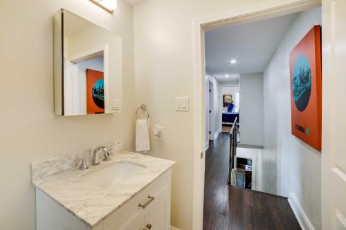 W łazience znajduje się umywalka i lustro. w obiekcie Pet-Friendly Home - 100 Feet to Walnut Street w mieście Pittsburgh