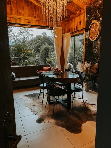 Ruang duduk di Cabana Gala única exclusiva no Vale das Macieiras
