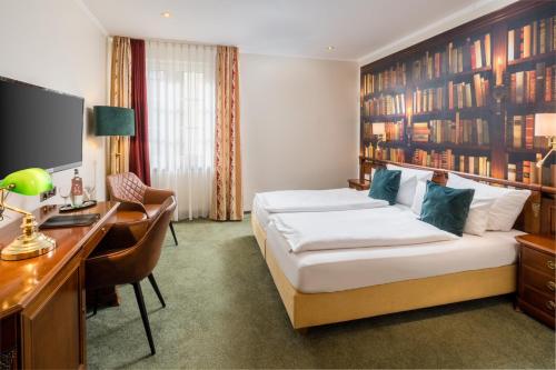 Cette chambre comprend un lit, un bureau et un ordinateur. dans l'établissement Hotel Germania, à Cochem