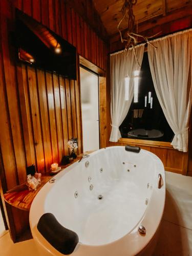 Bilik mandi di Cabana Gala única exclusiva no Vale das Macieiras