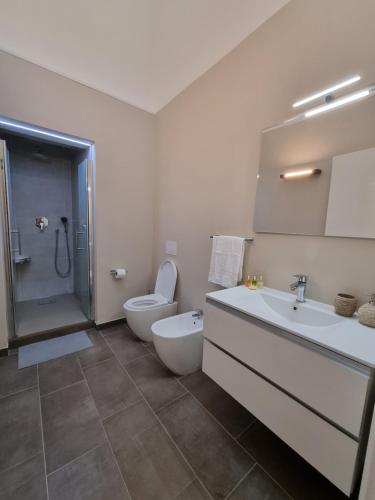 uma casa de banho com um WC, um lavatório e um chuveiro em Comodo Loft Centro a Jesolo Lido - Free Beach place a 1 minuto!!! em Lido di Jesolo