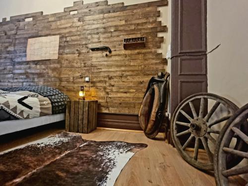 a room with a bed and a wooden wall at Le Mc Fly in Hénin-Beaumont