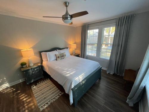 Un dormitorio con una cama grande y una ventana en The Blue Dog House, en Lafayette