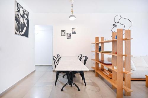 a dining room with a table and chairs at Tiramisu for two by HolyGuest in Tel Aviv
