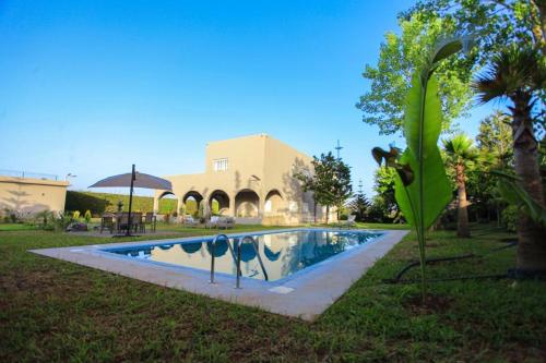La alberca dentro o cerca de Villa in Rabat