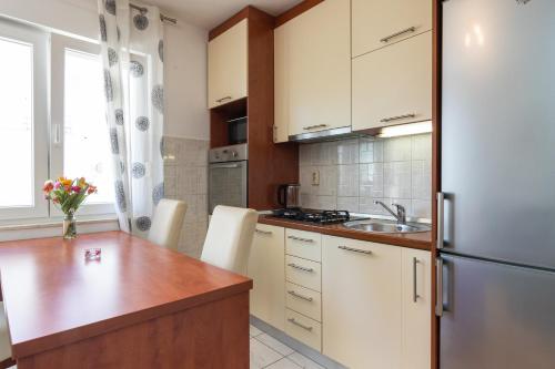 cocina con encimera de madera y nevera en Apartment Sunce 1-bedroom apartment in Split, en Split