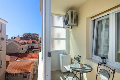 balcón con mesa y vistas a la ciudad en Apartment Sunce 1-bedroom apartment in Split, en Split