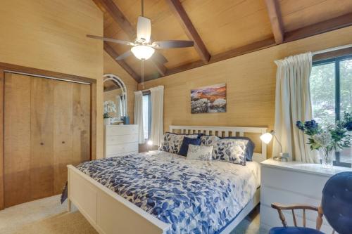 Wintergreen Home with Hot Tub, Deck and Mountain Views في Wintergreen: غرفة نوم بسرير ومروحة سقف