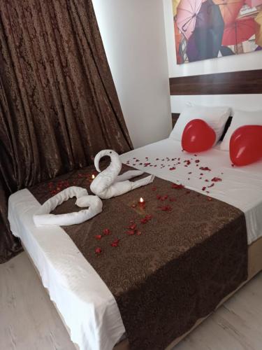 a hotel room with two beds with roses and candles at TERAS REZIDANs in Bergama