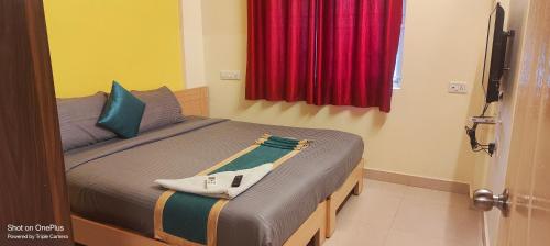 Postel nebo postele na pokoji v ubytování Hazel Inn Manyata